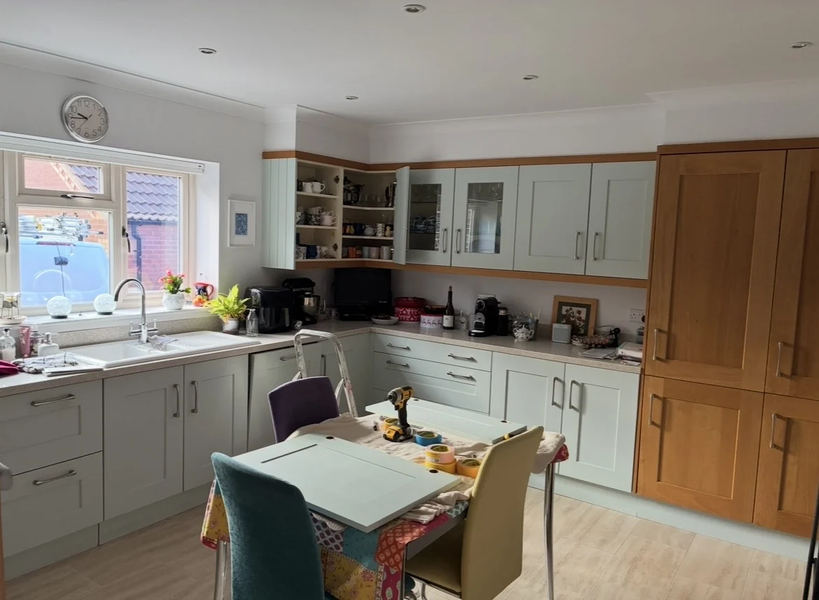 Light kitchen before two-tone respray